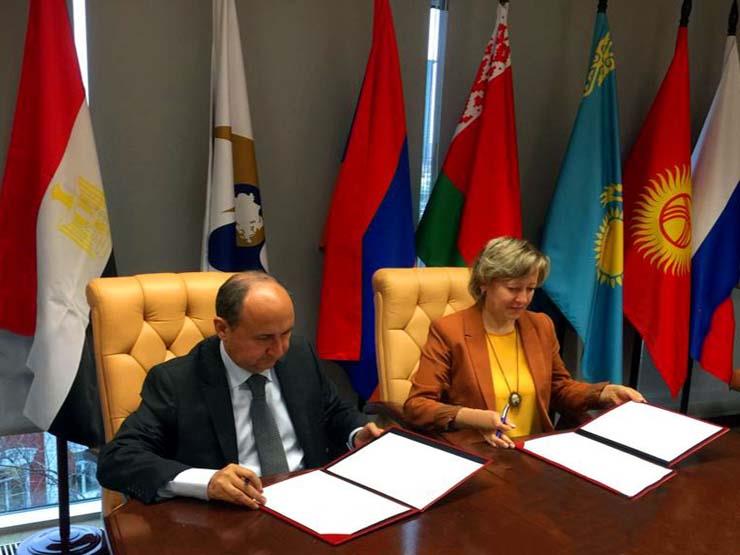 وزير التجارة خلال توقيع إطار المفاوضات مع وزيرة تجارة الاتحاد الأوراسي                                                                                                                                  