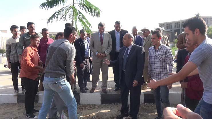 رئيس جامعة المنيا ونائبه يغرسا شجرة (1)                                                                                                                                                                 