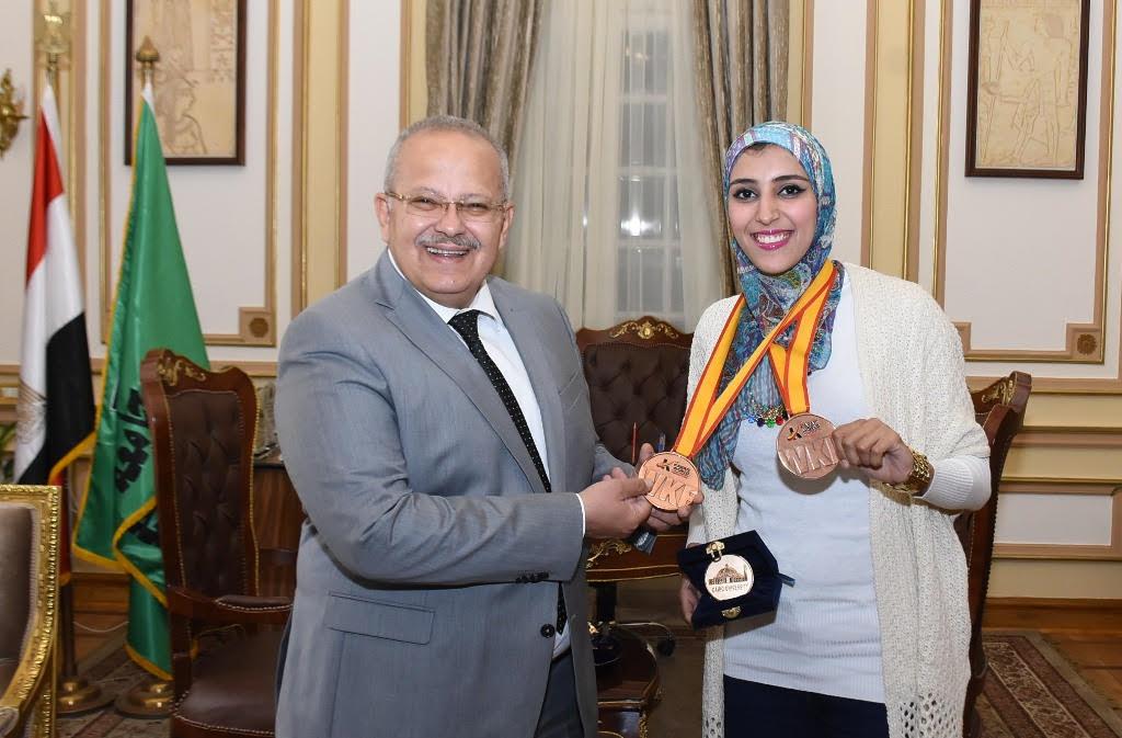 تكريم رئيس جامعة القاهرة للفائزين (1)                                                                                                                                                                   