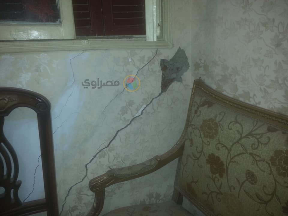 اثار تصدع تظهر في حائط بأحد منازل قرية إبشان                                                                                                                                                            