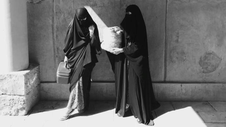  في السعودية.. "فوتوسيشن" لفتاتين بإطلالات "سبعيناتية"                                                                                                                                                  