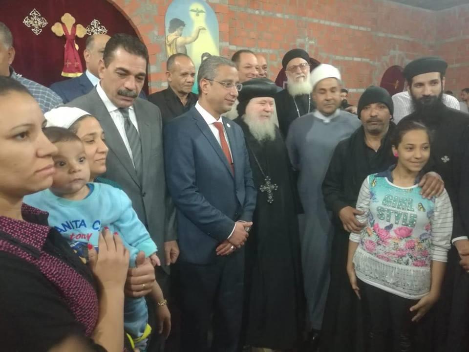 محافظ سوهاج وأسقف سوهاج يزوران الناجين من حادث المنيا (1)                                                                                                                                               