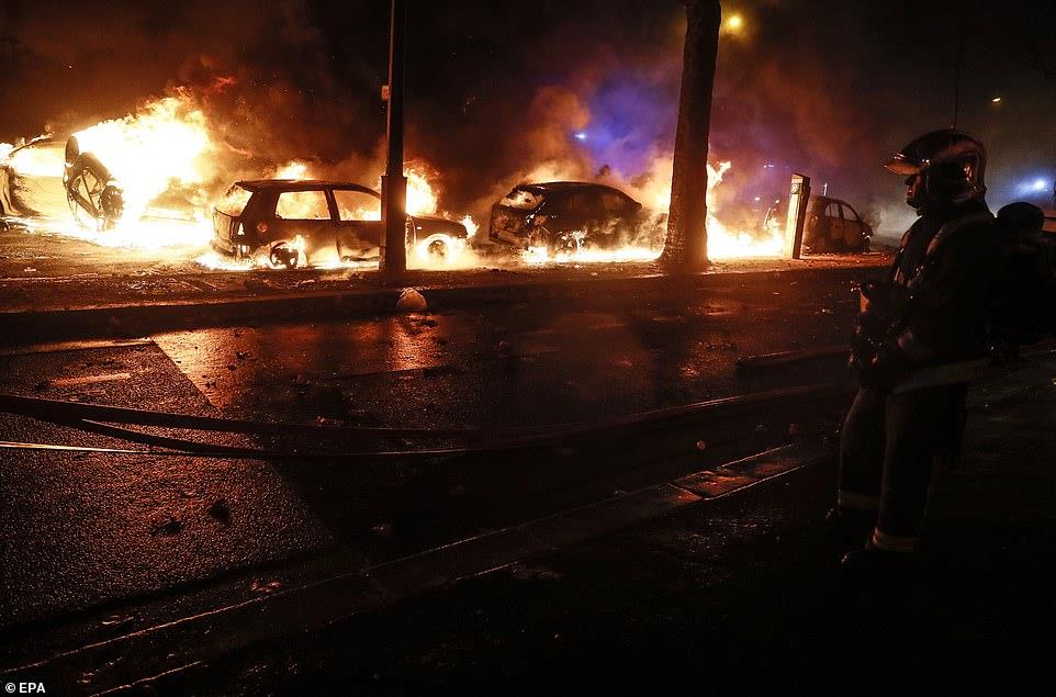  تم إحراق 30 سيارة في شوارع باريس خلال الاحتجاجات (1)                                                                                                                                                   