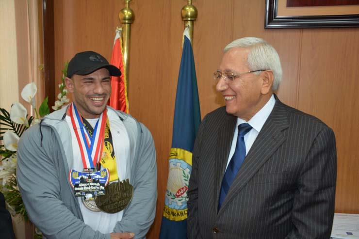 محافظ الدقهلية يكرم اللاعب محمد شعبان - بطل العالم فى كمال الأجسام (1)                                                                                                                                  