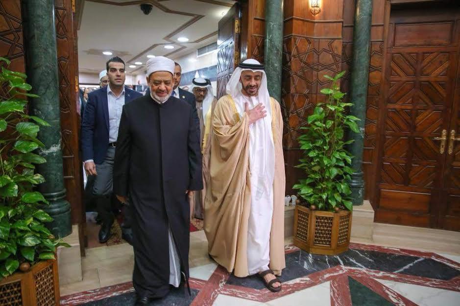 وزير خارجية الإمارات يُقبل رأس الإمام الأكبر (1)                                                                                                                                                        