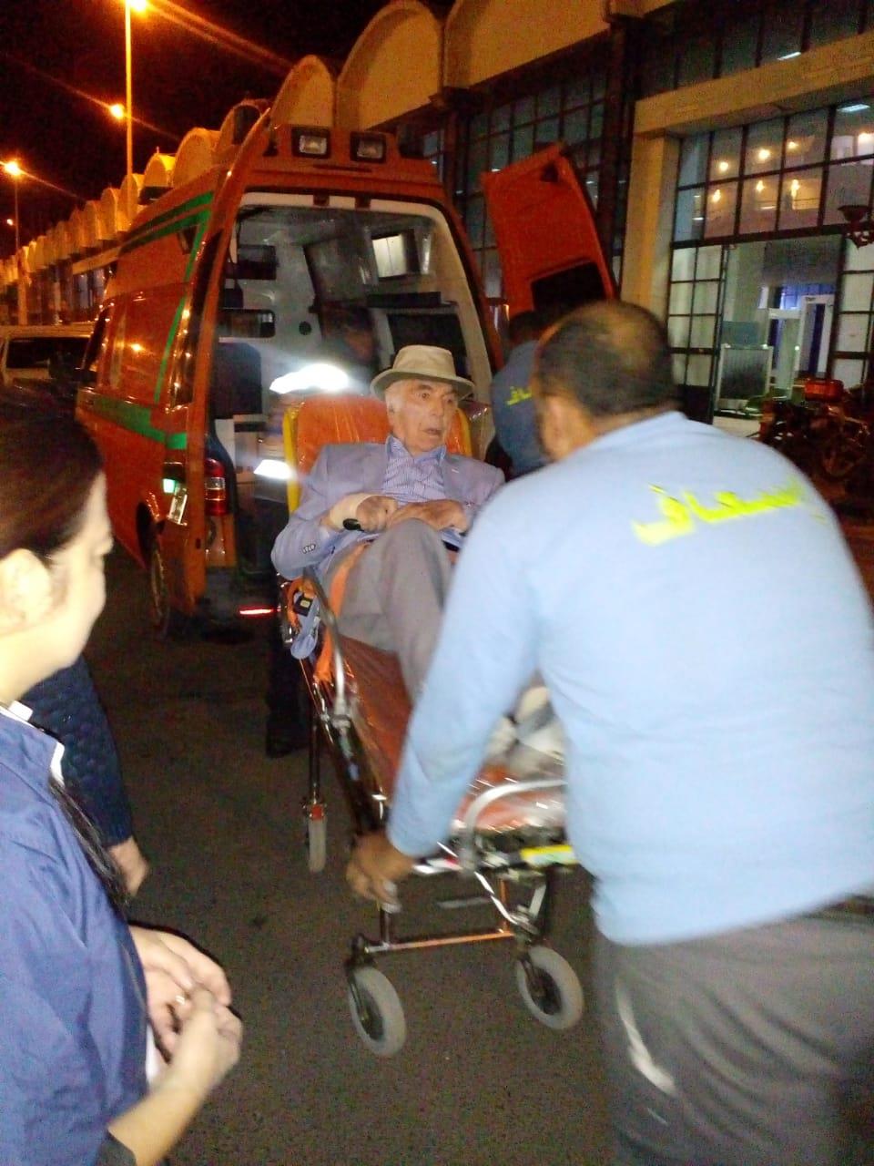 السائح خلال نقله في سيارة الاسعاف                                                                                                                                                                       