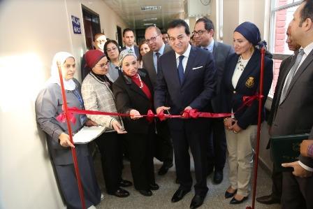 وزير التعليم العالي يفتتح غرف العزل بمستشفى أبو الريش (1)                                                                                                                                               