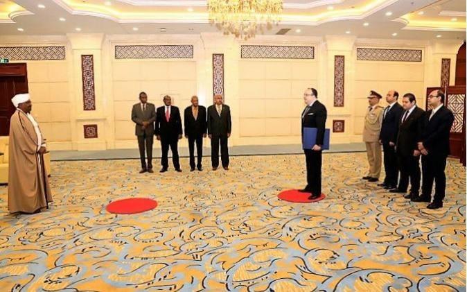 السفير المصري في الخرطوم يقدم أوراق اعتماده للبشير (1)