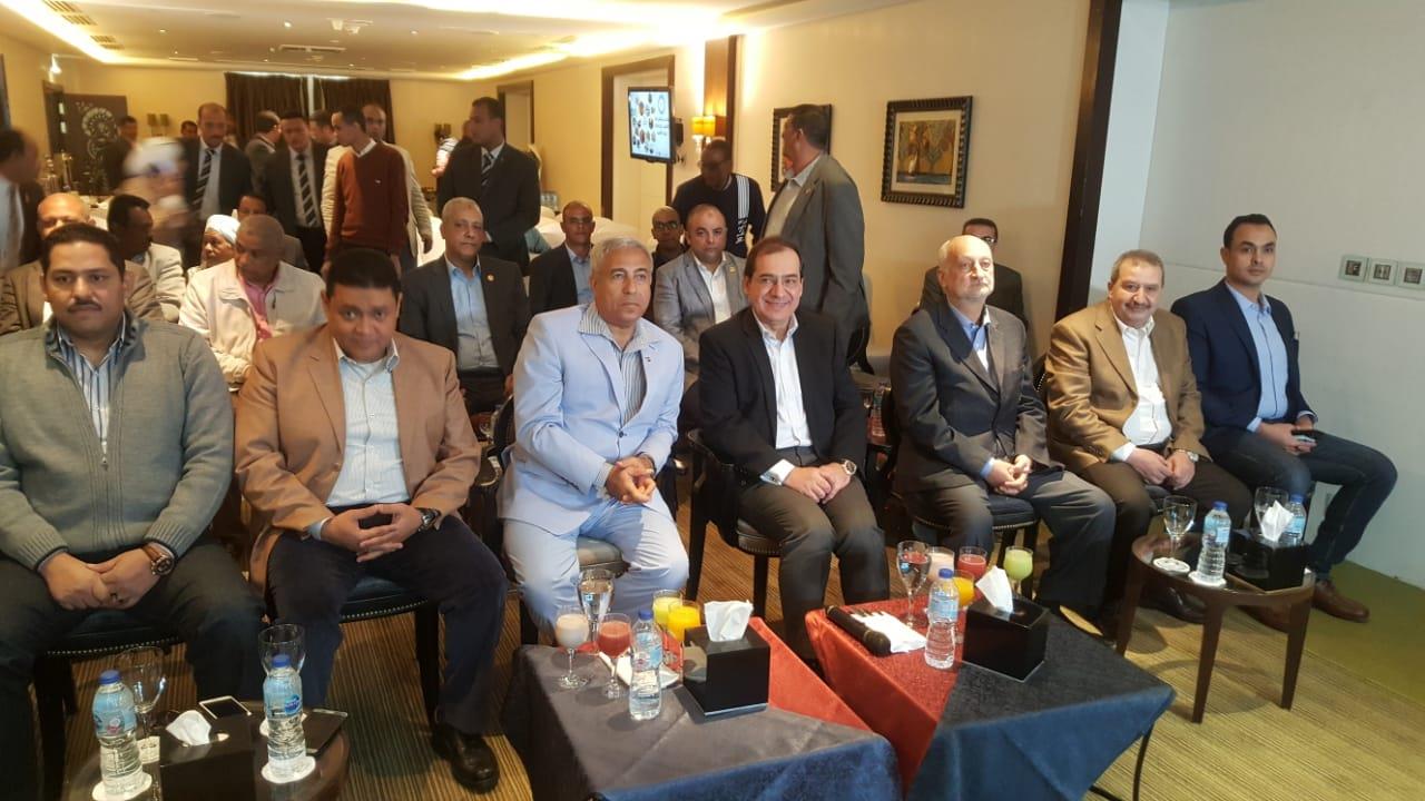 وزير البترول ومحافظ اسوان اثناء افتتاح مشروع توصيل الغاز بمدينة الصداقة الجددية                                                                                                                         