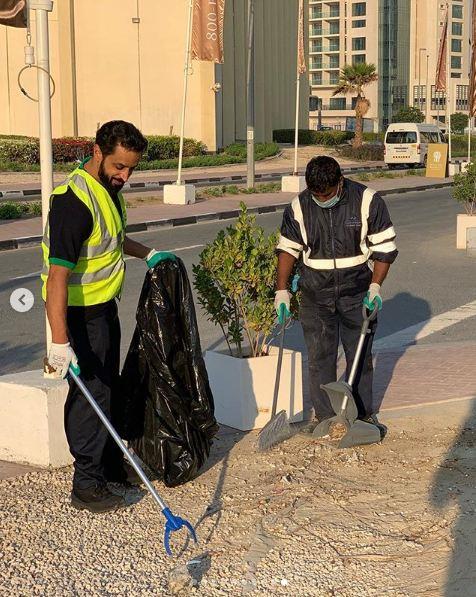 رئيس بورصة دبي للذهب ينظف الشارع (1)