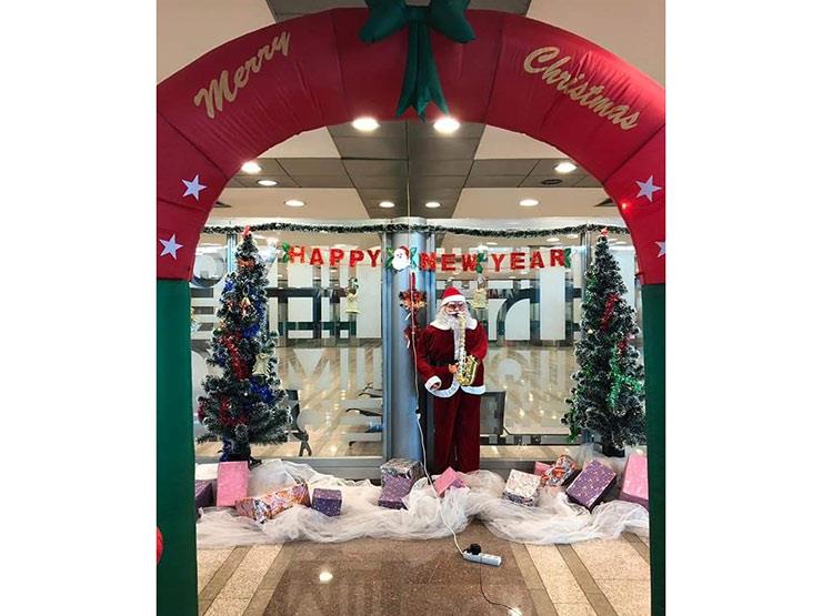 بابا نويل في مطار الأقصر                                                                                                                                                                                