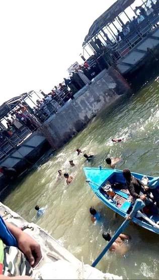 الصيادين لحظة انتشال الطلاب من نهر النيل                                                                                                                                                                