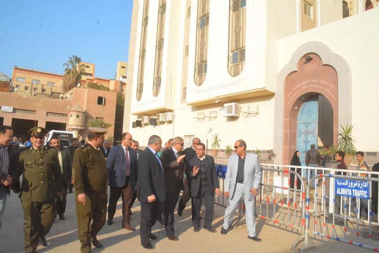 محافظ المنيا ومدير الأمن يتفقدان الإجراءات التأمينية بدير أبوفانا وكنائس ملوي (1)                                                                                                                       