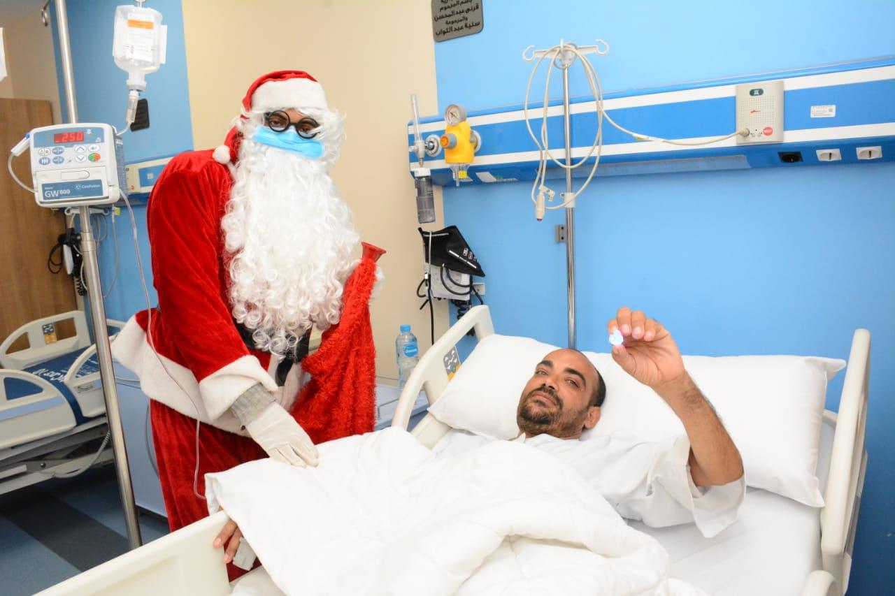 بابا نويل يوزع هدايا الكريسماس على مرضى الأورام بالأقصر (1)                                                                                                                                             