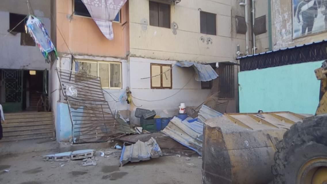 إزالة الأقفاص الحديدية بمحيط شرفات المنازل في بورسعيد                                                                                                                                                   