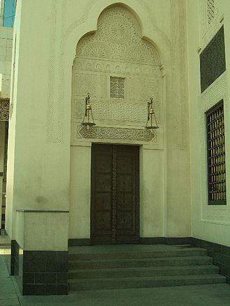 أحد أبواب المسجد الموجود ببيت القرآن                                                                                                                                                                    