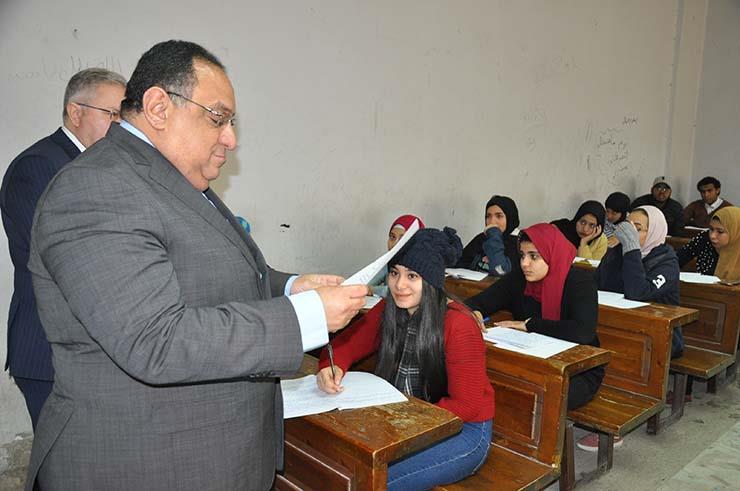 رئيس جامعة حلوان يجري جولة تفقدية لمتابعة الامتحانات (2)