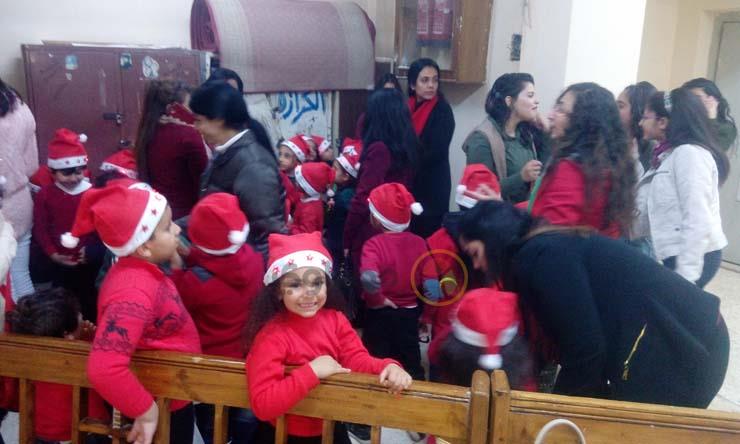 بملابس بابا نويل.. أطفال يحتفلون برأس السنة داخل كنائس المنيا (3)