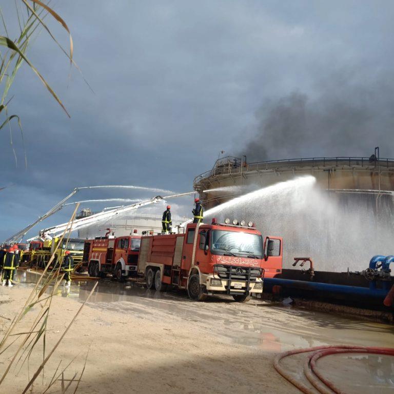 سيارات  اطفاء المنطقة البترولية تواصل احتواء آثار الحريق  (5)                                                                                                                                           