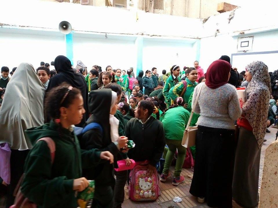إضراب العاملين في مدرسة خاصة بالمنيا للمطالبة بصرف رواتبهم (1)                                                                                                                                          