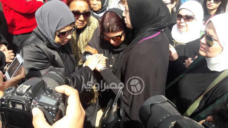 انهيار ابنة محمد متولي أثناء تشييع جنازته  (1)                                                                                                                                                          