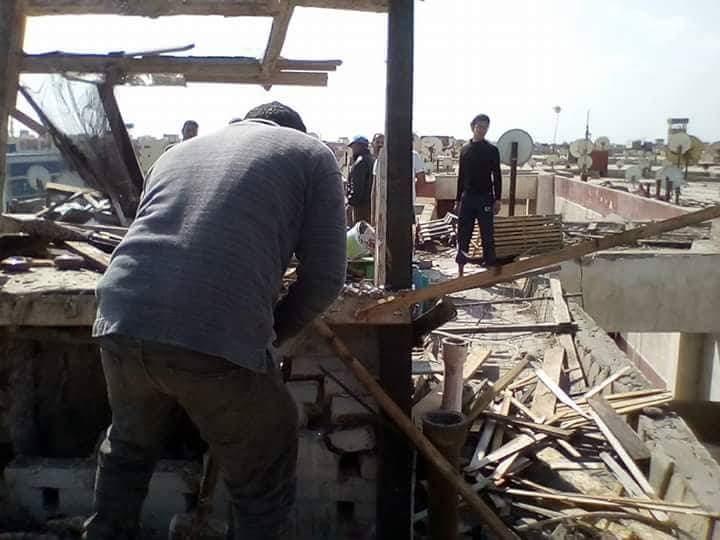 إزالة العشش من أسطح عمارات حي الزهور في بورسعيد (1)                                                                                                                                                     
