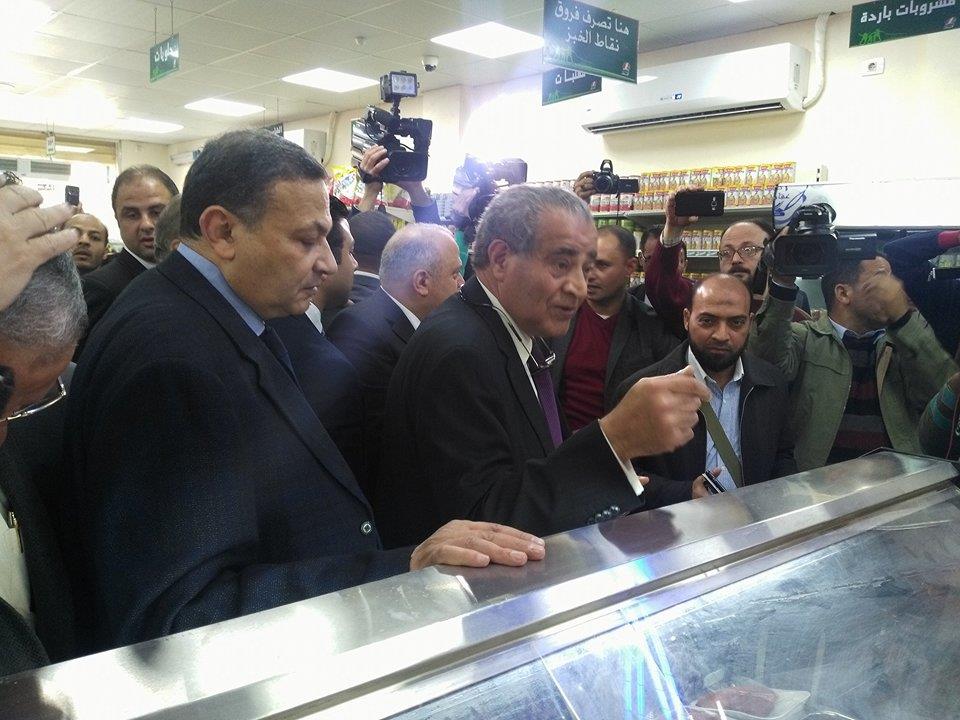 وزير التموين والتجارة الداخلية خلال افتتاحه مطحن بني مزار (1)                                                                                                                                           
