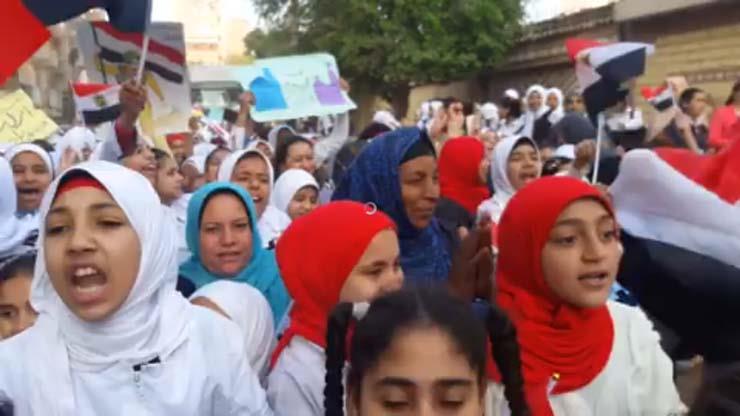 مسيرة لطالبات مدرسة بالمنيا  (1)                                                                                                                                                                        