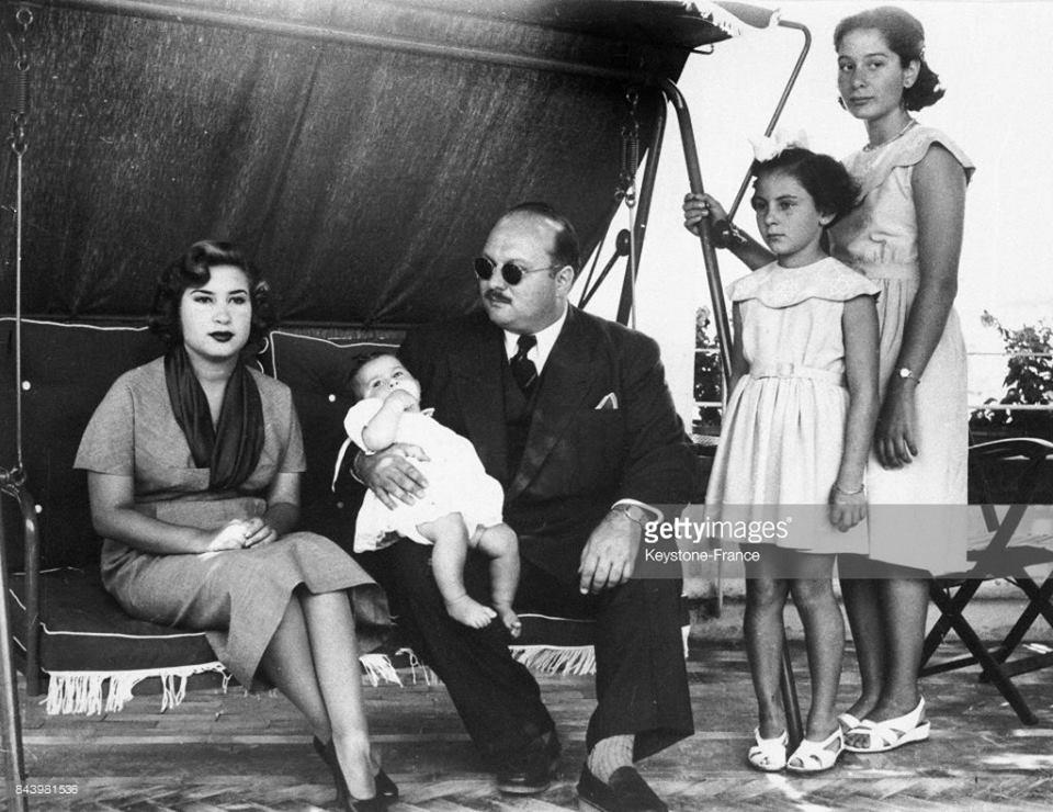 الملكة ناريمان وزوجها، الملك فاروق مع ابنهما الملك أحمد فؤاد الثاني                                                                                                                                     