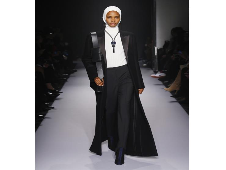 "Lanvin" تستخدم "الحجاب" في إطلالاتها خلال أسبوع باريس للموضة                                                                                                                                           