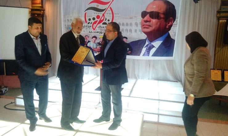 حملة السيسي تكرّم قيادات عمّالية في بورسعيد (1)                                                                                                                                                         