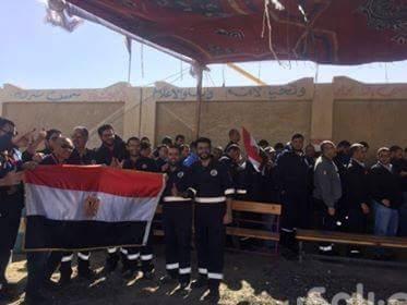 عمال حقل ظهر يرفعون علم مصر أمام لجنة الوافدين ببورسعيد (1)                                                                                                                                             