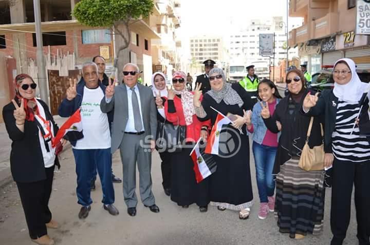 بعلامات النصر وأعلام مصر محافظ بورسعيد  (1)                                                                                                                                                             