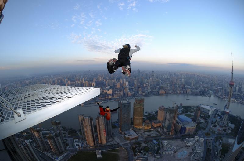 181506-BASE-Jumping-Everything-You-Need-To-Know-About-The-Most-Dangerous-Sport-In-The-World (1)                                                                                                         