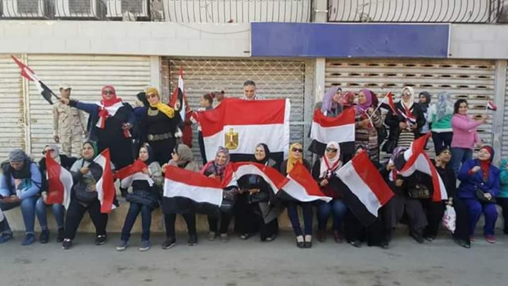 وقفة نسائية بأعلام مصر لحث المواطنين على المشاركة في الانتخابات  (1)                                                                                                                                    
