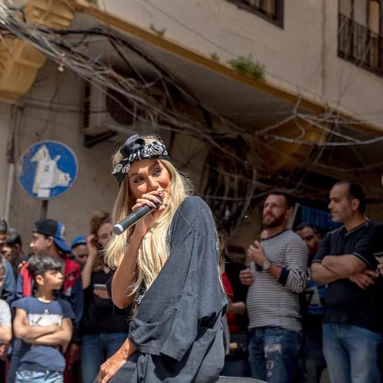 مايا دياب تغني للمشردين بشوارع بيروت (1)                                                                                                                                                                
