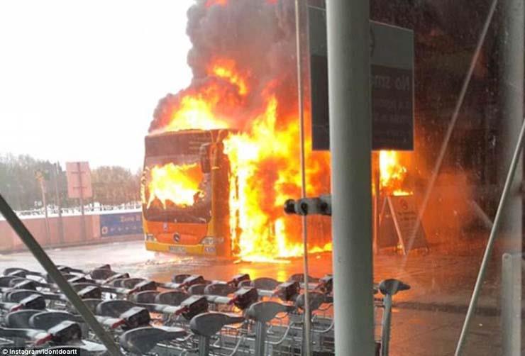 اشتعال النار بحافلة يتسبب في إخلاء جزئي لمطار ستانستد ببريطانيا  (1)                                                                                                                                    
