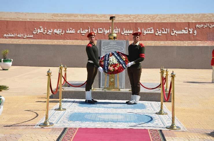 المحافظ والقيادات العسكرية يضعون الزهور على النصب التذكاري (1)                                                                                                                                          