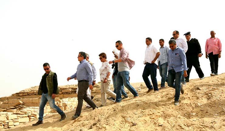 وزير الآثار يتفقد أعمال الحفائر بمنطقة سقارة (1)                                                                                                                                                        