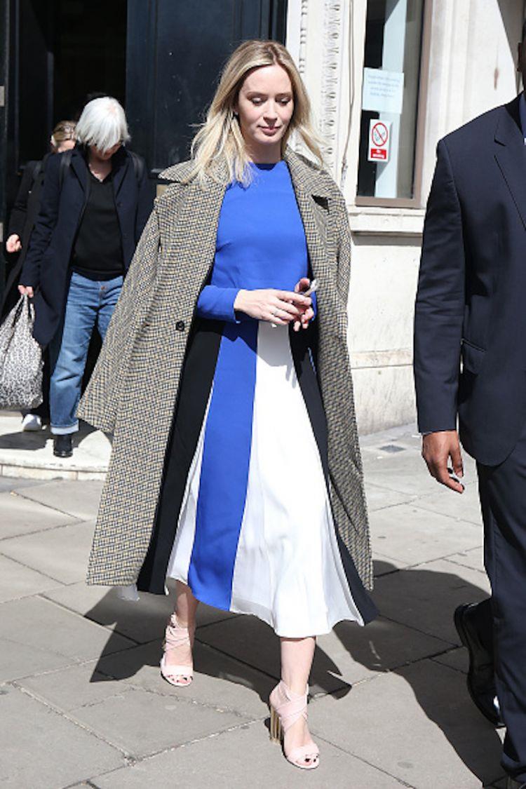 إيملي بلانت ترتدي تصميم علامة سمسم في لندن، 5 أبريل 2018. بإذن من علامة سمسم                                                                                                                            
