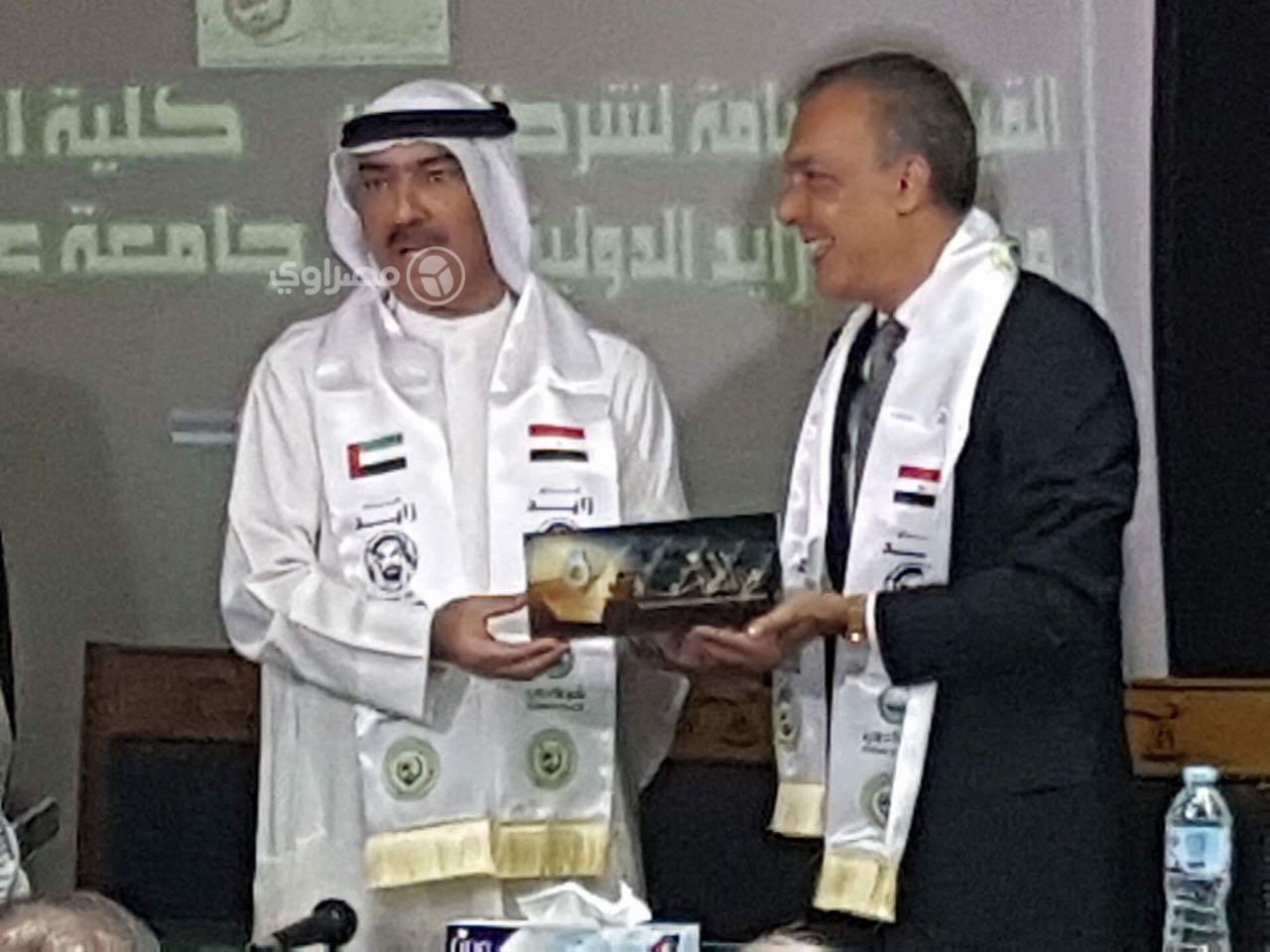 رئيس جامعة عين شمس يكرم شرطة دبي (1)                                                                                                                                                                    
