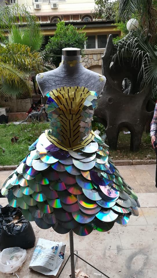 فتيات مصريات يصممن فستان من تذاكر المترو والسيدهات (1)