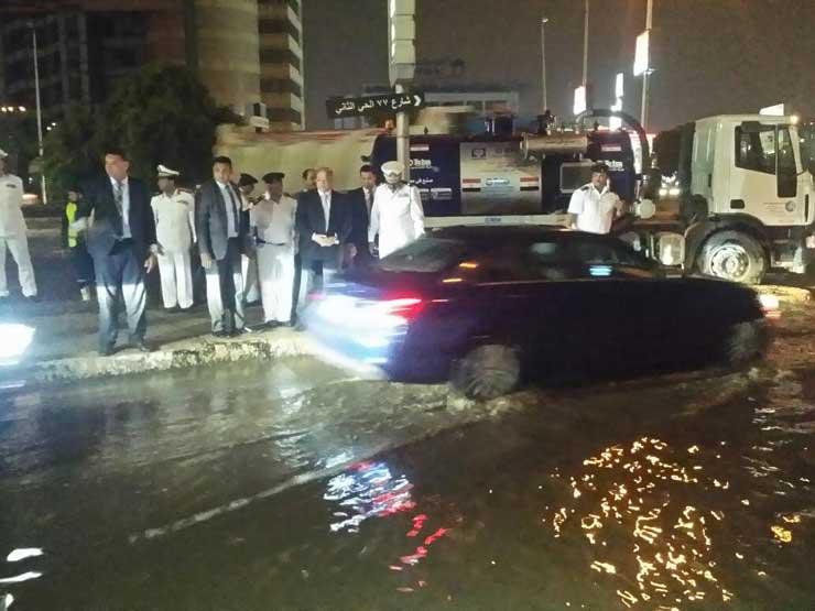 أمن القاهرة تدفع بسيارات لشفط مياه الأمطار من الشوارع (1)                                                                                                                                               