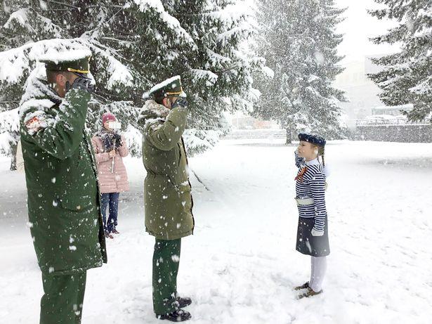 إجبار أطفال روس على السير وسط الثلوج (1)                                                                                                                                                                