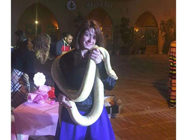 هيدي كرم تبرز شجاعتها بحمل الثعابين (1)                                                                                                                                                                 