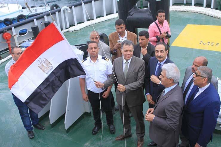 وزير النقل يرفع العلم المصري على أحدث قاطرتين (1)                                                                                                                                                       