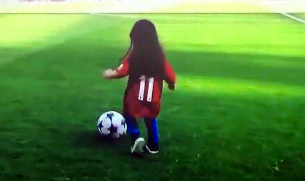 Mo-Salah-gets-completely-upstaged-by-his-young-daughter-Makka