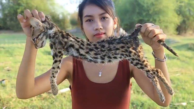 امرأة تسلخ حيوانات محمية طبيعة  (3)