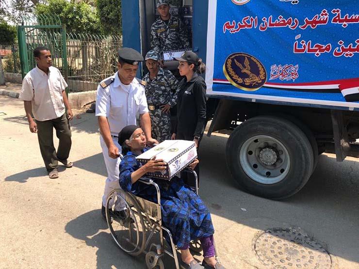 شرطي يساعد سيدة من ذوي الاحتياجات                                                                                                                                                                       
