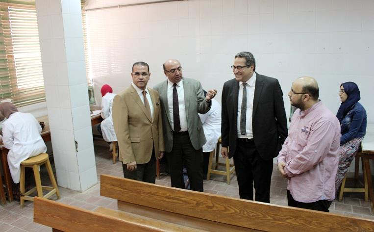 الدكتور محمد القناوي- رئيس جامعة المنصورة خلال تفقده لجان الغمتحانات (1)                                                                                                                                
